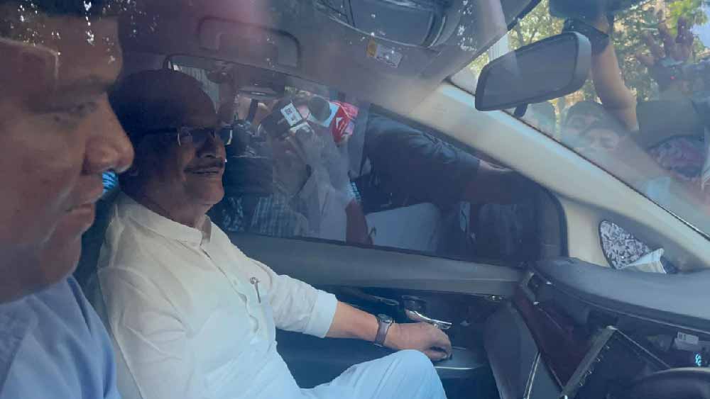 তবে মন্ত্রী মলয়ের এতগুলো বাড়ির ঠিকানা খুব পরিচিত ছাড়া কেউই জানতেন না। মলয়ের বাড়ি বলতে আসানসোলের আপকার গার্ডেনের ওই বাড়িটিই চিনতেন সবাই। তা ছাড়া পৈতৃক বাড়ির খবরও ছিল। তবে বাকি ঠিকানাগুলি অজানা ছিল।