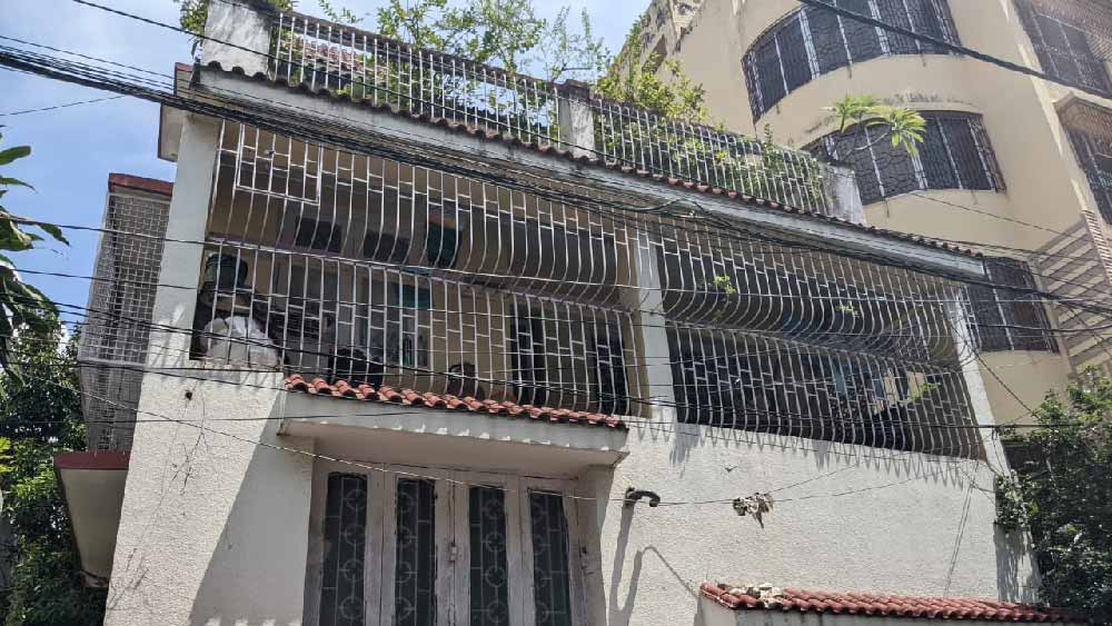 ৩৮৭, লেক গার্ডেন্সের বাড়ির সামনে ইংরেজিতে লেখা ‘ঘটকস্’। পাশেই লেখা রয়েছে ‘অভীক ঘটক, আইনজীবী’। মন্ত্রীর ছেলের নাম অভীক। এই বাড়িতেও প্রায়শই যাতায়াত রয়েছে মলয়ের।