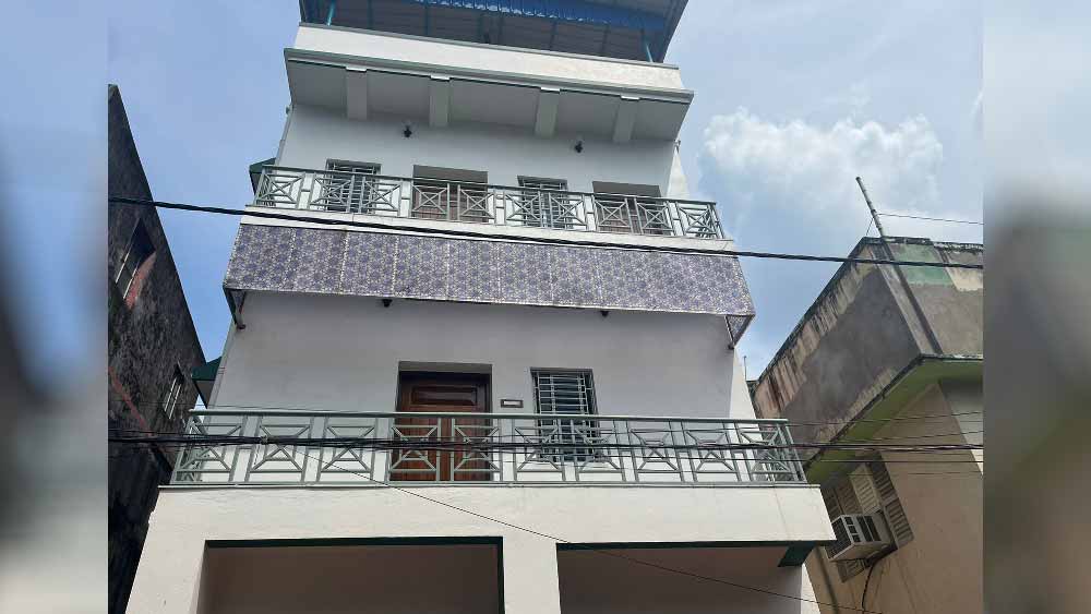 আসানসোলের পাশাপাশি কলকাতায় মলয়ের একাধিক বাড়িতে অভিযান চালায় সিবিআই। ৫৮/১৮ প্রিন্স আনোয়ার শাহ রোডের বাড়ির খানিকটা অংশ নতুন করে তৈরি হচ্ছে। সাদা রঙের ছিমছাম তিন তলা বাড়িটিও মন্ত্রীর বলে জানাচ্ছেন স্থানীয়রা। লেক কালীবাড়ির কাছে প্রায় পৌনে দু’কাঠা জায়গার উপর তৈরি এই বাড়ি। তবে বেশ কিছু দিন এই বাড়িতে কারও যাতায়াত নেই বলে জানাচ্ছেন স্থানীয়রা। বুধবার কেন্দ্রীয় গোয়েন্দারা যাওয়ার পর কাজের লোক এসে চাবি দেন তাঁদের। তিনি জানান, মাঝেসাঝে এখানে আসেন মন্ত্রী। 