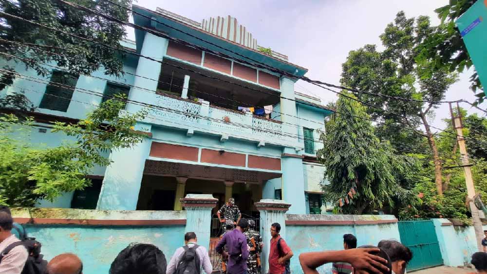 মলয়ের পৈতৃক বাড়ি আসানসোলের চেলিডাঙায়। বর্ধিষ্ণু পরিবার। পরিবারের প্রায় সবাই যুক্ত আইনের পেশার সঙ্গে। মলয়ের বাবা-দাদু সবাই ছিলেন আইনজীবী। নিজেও দীর্ঘ দিন আসানসোল আদালতে প্র্যাকটিস করেছেন। এই বাড়িতে এখন থাকেন মন্ত্রীর ভাই অভিজিৎ ঘটক ও তাঁর পরিবার। অভিজিৎও আইনের পেশার সঙ্গে যুক্ত। পাশাপাশি তিনি আসানসোল পুরসভার ঘোষিত ডেপুটি মেয়র। মলয়ের ভ্রার্তৃবধূ মহুয়া ঘটকও আইনজীবী। অভিজিৎ, মহুয়া এবং তাঁদের এক সন্তান এই বাড়িটিতে থাকেন। কালেভদ্রে এখানে আসেন মন্ত্রী। প্রায় পাঁচ-ছ’কাঠা জায়গা নিয়ে তৈরি বাড়িটির আশপাশে বড় বাগান রয়েছে।