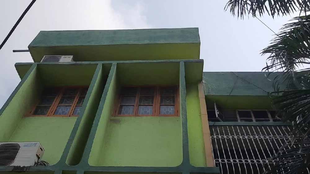 আপকার রোডের এই বাড়ির ঢিলছোড়া দূরত্বে সবুজ রঙের একটি দোতলা বাড়ি। স্থানীয়দের বেশির ভাগই জানতেন না যে, এই বাড়িটিও মন্ত্রীর। প্রায় তিন কাঠা জমির উপর তৈরি এই বাড়িটি সম্ভবত ‘সেকেন্ড হ্যান্ড’। তবে স্থানীয়রা জানাচ্ছেন, বিধানসভা ভোটের সময় সায়নী ঘোষ (যুব তৃণমূলের তৃণমূলের সভানেত্রী) এসে এই বাড়িতেই থাকতেন। কলকাতা থেকে এসে সারা দিন প্রচারের পর এখানেই বিশ্রাম করতেন আসানসোল দক্ষিণের প্রার্থী সায়নী। এই দু’টি বাড়িতেই একাধিক পরিচারক রয়েছেন। রয়েছেন দারোয়ানও।