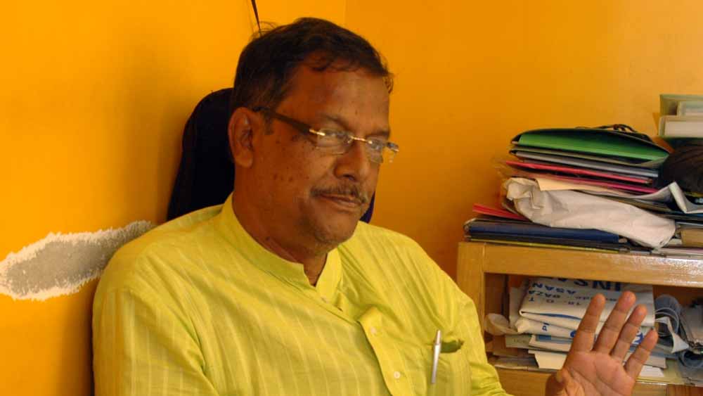 বুধবার সিবিআই যখন এই বাড়িতে ঢোকে, তখন সেখানে ছিলেন মন্ত্রীর স্ত্রী সুদেষ্ণা ঘটক। তাঁর দাবি, সিবিআই আধিকারিকদের তিনি তদন্তে সহযোগিতা করেছেন। তাঁরা আলমারির চাবি চেয়েছিলেন। তিনি খুঁজে পাননি। পরে নিজেই লোক আনিয়ে তা খোলার ব্যবস্থা করে দেন। তবে আলমারি থেকে তাদের ঈপ্সিত কিছুই সিবিআই পায়নি বলে দাবি করেন তিনি। 