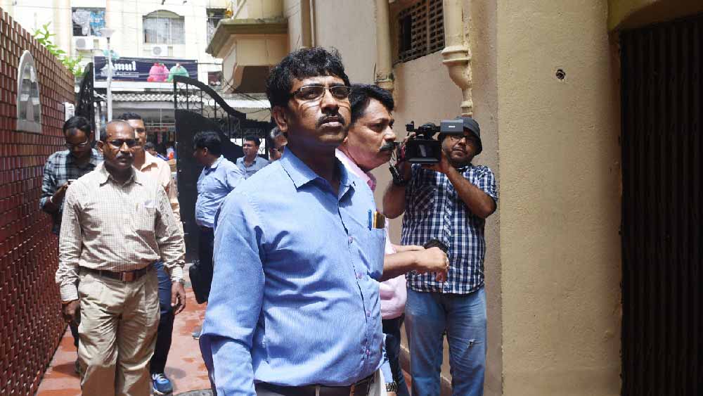 তদন্তকাকীরা ওই বাড়ি থেকে বেরিয়ে যাওয়ার পর সুদেষ্ণা জানান, তদন্তকারীরা তাঁর সঙ্গে ভীষণ ভাল ব্যবহার করেছেন। বলেন, ‘‘ওঁরা (সিবিআই আধিকারিকরা) বলেন, আপনার ব্যবহার ভীষণ ভাল।’’ তাঁর সংযুক্তি, ‘‘সব দেখে গোয়েন্দারা বলেন, ‘আমরা যা ভেবেছিলাম, এখানে এসে সব উল্টো দেখলাম। অন্যান্য জায়গায় যা দেখেছি তাতে ভাবতে পারিনি যে, এটা একটা মন্ত্রীর বাড়ি হতে পারে।’’   