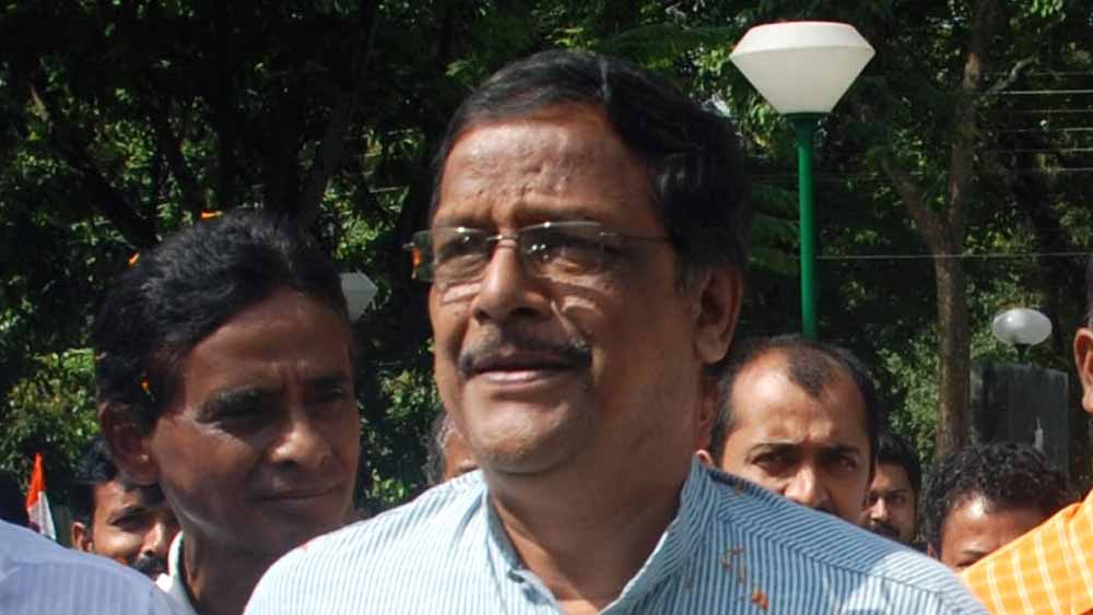 বুধবার মলয়ের আসানসোলের তিনটি বাড়িতে যখন সিবিআই হানা দিচ্ছে, ঘটনাচক্রে তখনই বীরভূমের তৃণমূল জেলা সভাপতি অনুব্রত মণ্ডলকে আসানসোলের আদালতে হাজির করানো হয়। মলয়ের বাড়িতে তল্লাশি চলছে কয়লা-কাণ্ডে। অনুব্রত গ্রেফতার হন গরু পাচার মামলায়। সোমবার সকালে আসানসোলে মলয়ের আপকার গার্ডেনের বাড়িতে যায় সিবিআই। পাশপাশি দু’টি বাড়িতে হানার পর চেলিডাঙায় তাঁর পৈতৃক বাড়িতেও যায় সিবিআই।