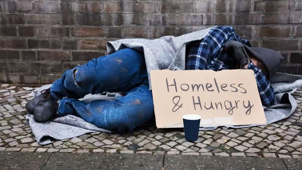 মাথার উপর ছাদ ছিল না। জীবনের ১১টা বছর পরিবার-সহ রাস্তাতেই কাটিয়েছেন। ভিক্ষা করতে হয়েছে স্টেশনেও। আজ সেই ডেভিড  অ্যামব্রোজই অ্যামাজনের অন্যতম শীর্ষকর্তা।