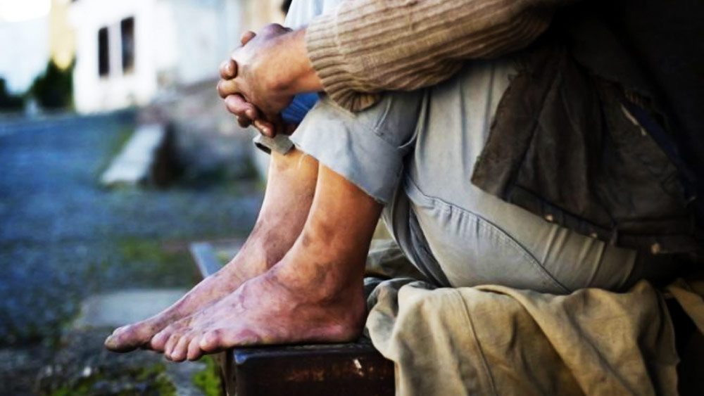 রাস্তার ধারের ফাস্ট-ফুড রেস্তরাঁর শৌচালয়ই ব্যবহার করতেন ডেভিড। কখনও ঘুমাতেন মেট্রো স্টেশনের প্ল্যাটফর্মে, কখনও আশ্রয় জুটত গির্জায়।