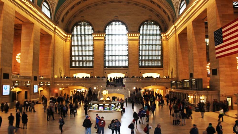 গ্র্যান্ড সেন্ট্রাল মেট্রো স্টেশনের প্ল্যাটফর্মে ভিক্ষাও করেছেন তিনি। এক সাক্ষাৎকারে ডেভিড জানিয়েছেন, সারা দিনে তিনি কী খাবেন তা নির্ভর করত স্টেশনের যাত্রীদের দাক্ষিণ্যের উপর।