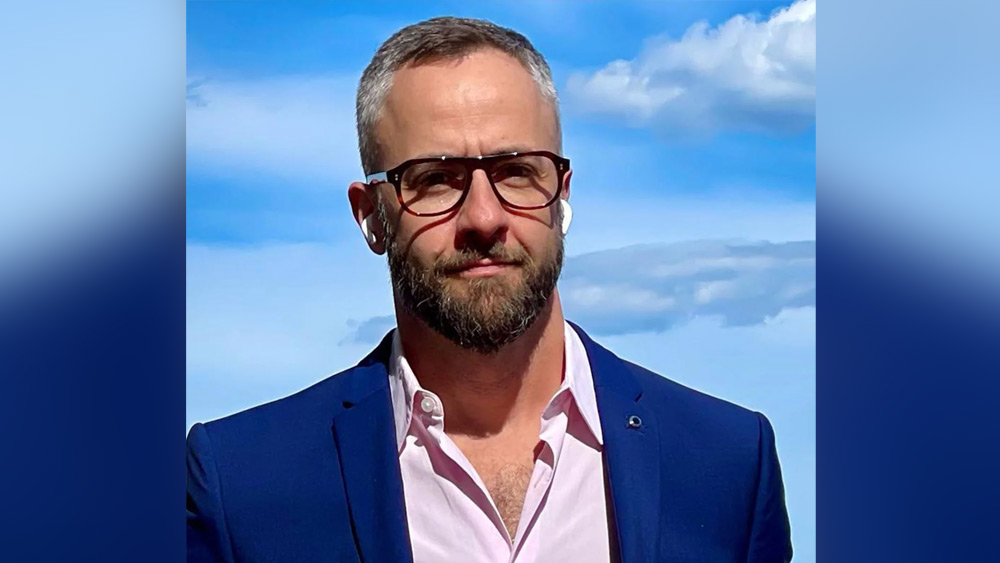 চার বছর বয়স থেকে তিনি এ ভাবেই দিন কাটিয়েছেন। এক ডলার (ভারতীয় মুদ্রা অনুযায়ী প্রায় ৮০ টাকা) পেলেই সারা দিন আর চিন্তা করতে হত না তাঁকে, জানিয়েছেন ডেভিড।