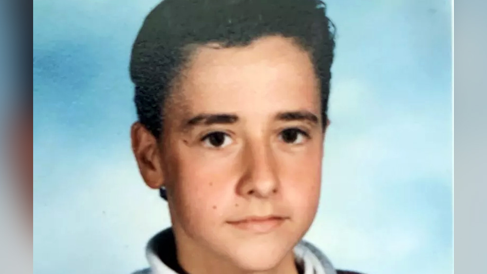 অর্থাভাবের কারণে স্কুলে ভর্তি হননি তিনি। গ্রন্থাগারে পড়াশোনা সংক্রান্ত বিভিন্ন অনুষ্ঠানে যোগদান করতেন তিনি। হোলিই তাঁকে স্কুলে ভর্তি করান।