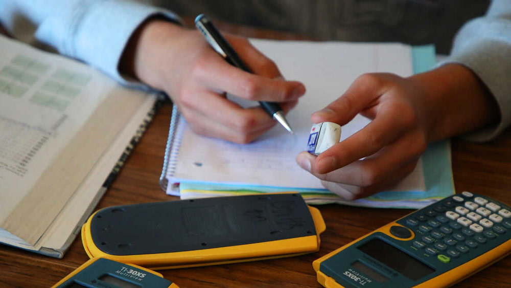 উচ্চ বিদ্যালয়ে পড়াশোনা চলাকালীন তিনি স্পেনে যান। স্পেনের এই শিক্ষামূলক ভ্রমণের সুবাদেই তিনি উচ্চশিক্ষার জন্য নিউ ইয়র্কের ভাসার কলেজে ভর্তি হওয়ার সুযোগ পান।