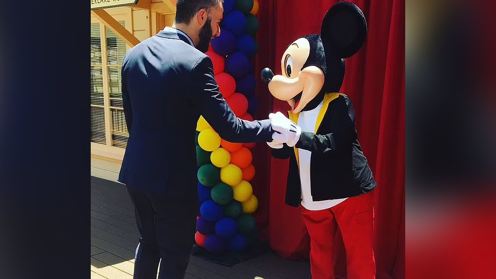 ওয়াল্ট ডিজনি টেলিভিশন সংস্থার শীর্ষপদেও যুক্ত ছিলেন ডেভিড। দীর্ঘ আট বছর ধরে ওয়াল্ট ডিজনির সংস্থায় বিভিন্ন মানবহিতৈষী কাজও করেছিলেন তিনি।