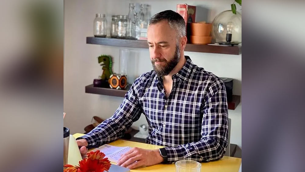 ‘ফস্টারমোর’ নামের এক সংস্থার সহ-প্রতিষ্ঠাতা তিনি। এর মাধ্যমে যে কেউ পালক পিতা-মাতা হতে পারবেন। দত্তক নেওয়ার সুবিধাও পাওয়া যাবে ‘ফস্টারমোর’-এর মাধ্যমে।