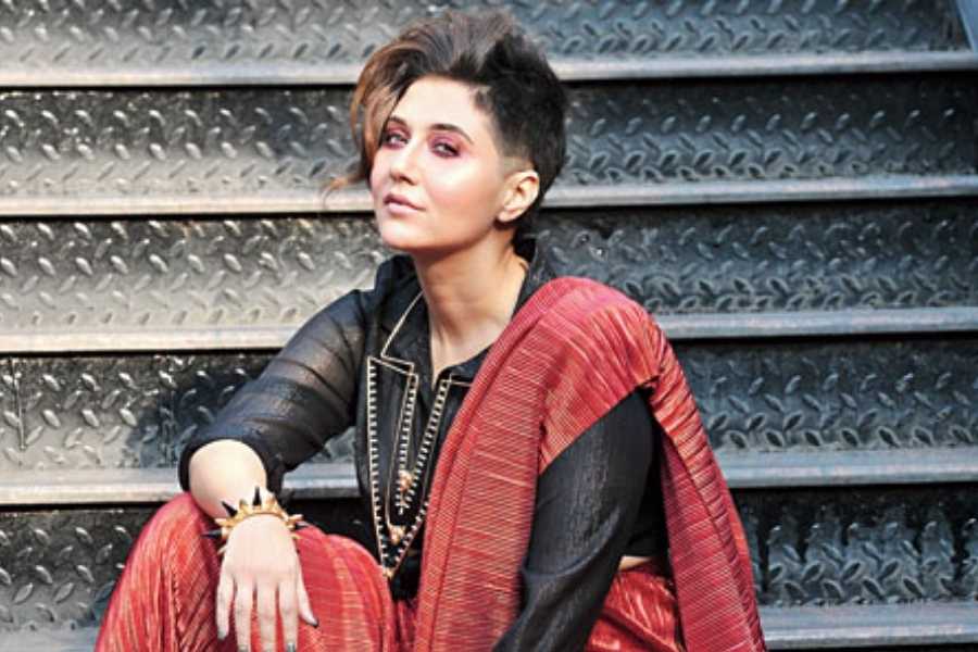 ইদানীং শুধু ছেলেরা নয়, মেয়েরাও বাজার কাঁপাচ্ছে ছোট চুল বা ব্যল্ড লুকে। শাড়ি হোক বা জিন্স, যে কোনও সাজেই বেশ নজরকাড়া লাগছে এই নতুন ফ্যাশন।