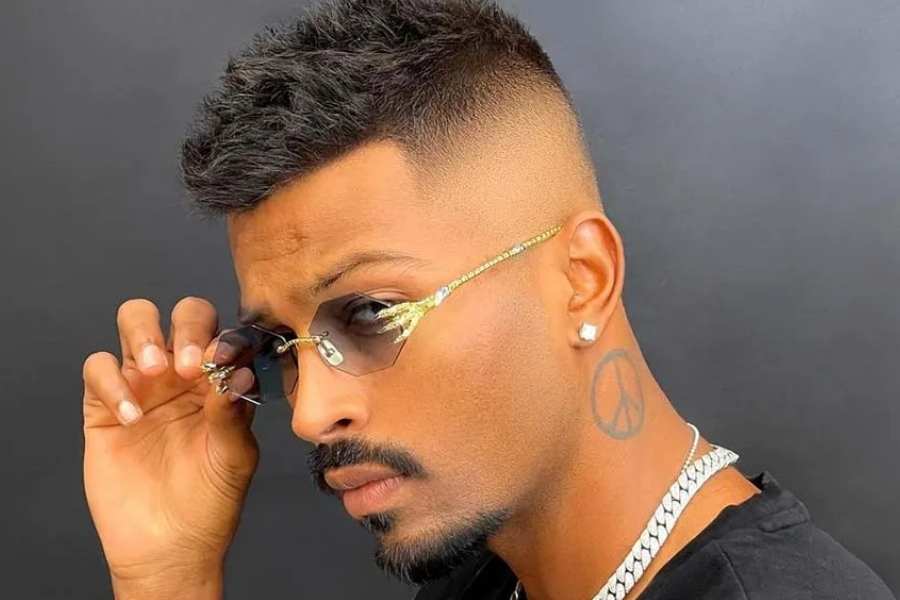 মেজাজ ফুরফুরে রাখতেও নাকি ব্যল্ড লুকের পথে হাঁটছেন অনেকে। তবে দুম করে পুজোর আগে মাথা ন্যাড়া করার আগে অবশ্যই জেনে নেওয়া ভাল, আপনাকে কতটা মানাবে এই লুক।