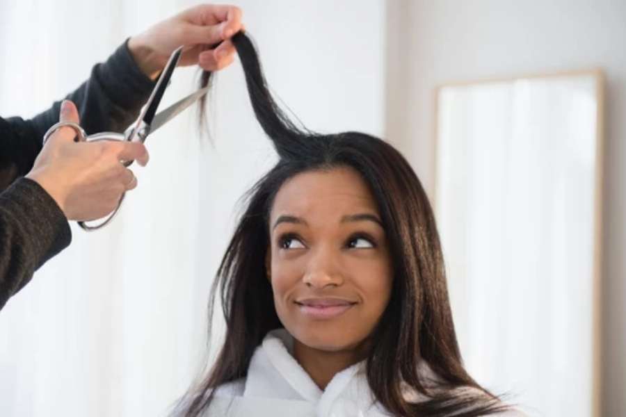 মুখের আকৃতির উপর কিন্তু অনেকটাই নির্ভর করে আপনাকে ব্যল্ড লুক মানাবে কি না। তাই এই স্টাইল বেছে নেওয়ার আগে ফ্যাশন বিশেষজ্ঞের সঙ্গে এক বার কথা বলে নেওয়া জরুরি।