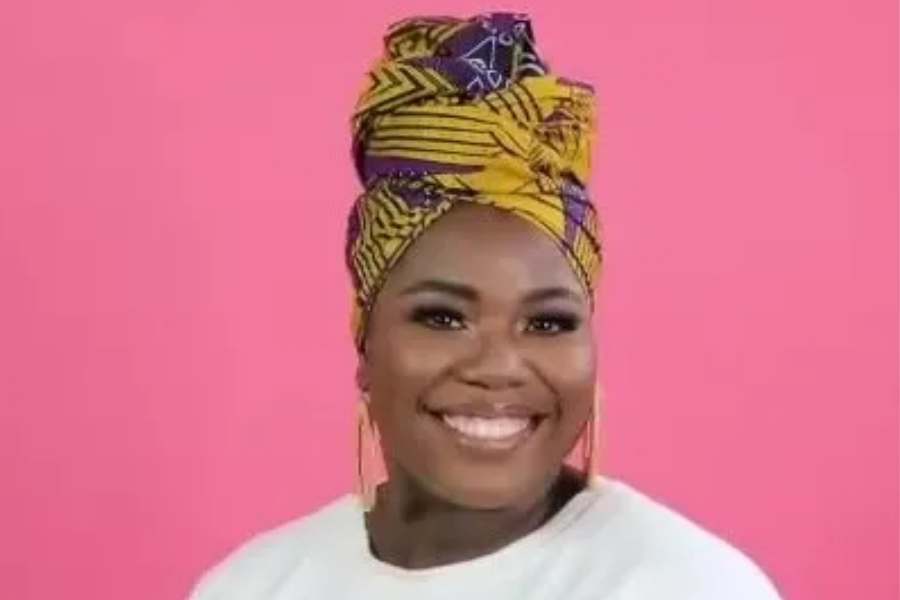 স্কার্ফের সঙ্গে ব্যল্ড লুকের এক জমজমাট সম্পর্ক। রংবেরঙের স্কার্ফ আর এই নতুন লুক। পুজোর সাজে তাতেই হয়ে উঠবেন ফ্যাশনিস্তা। 