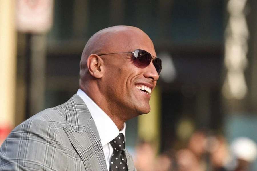 তবে এই লুক বজায় রাখতে গেলে রোজকার যত্ন নেওয়া জরুরি। ক্লিন শেভড না হলে ব্যল্ড লুক সম্পূর্ণ আসে না। 