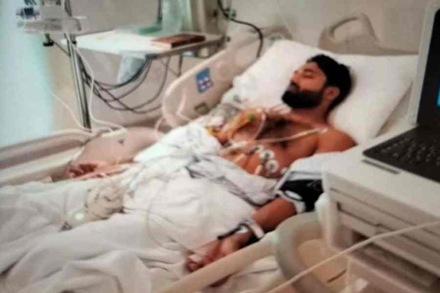 বিশ্বকাপ চলাকালীন হাসপাতালের বেডে শুয়ে রিজওয়ান।