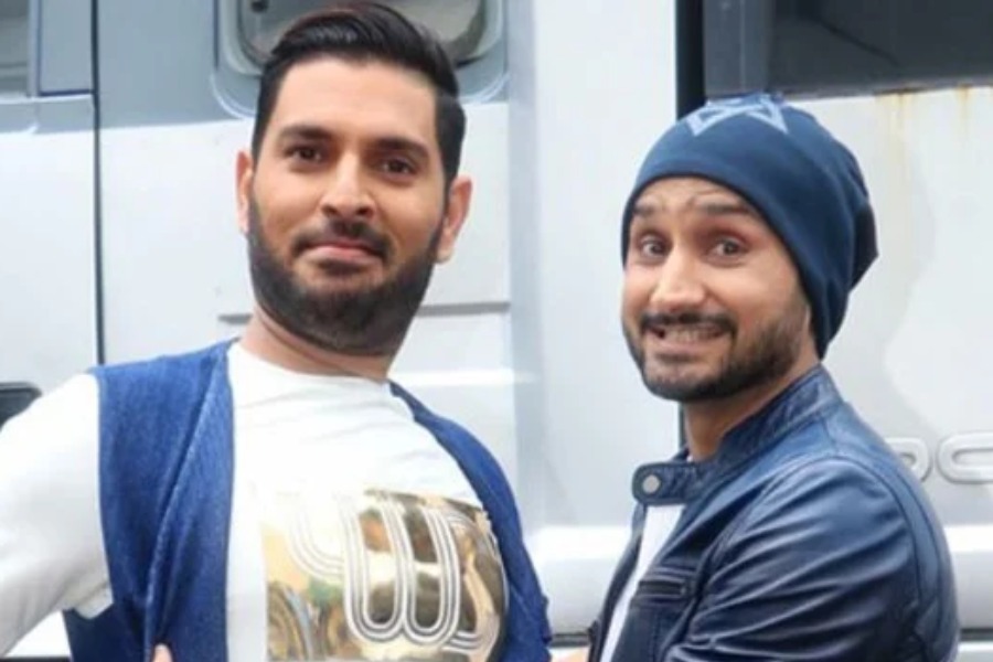 পঞ্জাবের অনূর্ধ্ব-১৯ দলে সুযোগ পান তিনি। পঞ্জাবের সিনিয়র দলেও সুযোগ মেলে। সেই সময় হরভজন সিংহ এবং যুবরাজ সিংহের সঙ্গে খেলেছেন। সেই অভিজ্ঞতা পরে কাজে লেগেছে।