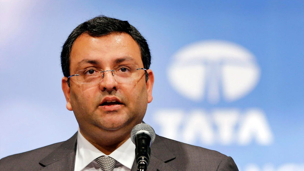 ২০১২ সালে টাটা গোষ্ঠীর চেয়ারম্যান হিসাবে দায়িত্বভার গ্রহণ করেন সাইরাস। ২০১৬ সালের ২৪ অক্টোবর টাটা সন্সের চেয়ারম্যান পদ থেকে সরানো হয় সাপুরজি পালোনজি শিল্পগোষ্ঠীর এই শীর্ষকর্তাকে।