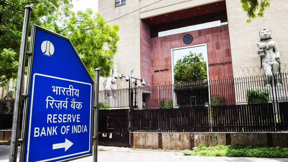 ১৯৮০ খ্রিস্টাব্দে তৎকালীন কেন্দ্রীয় সরকার ব্যয়সঙ্কোচ করার সিদ্ধান্ত নেওয়ার ফলে বহুমূল্য স্থাপত্যকর্মগুলি তৈরির কাজ স্থগিত করে দেওয়া হয়। সেই সময়েও রিজার্ভ ব্যাঙ্কের পুরনো ভবনের পাশেই নতুন ভবন তৈরি করার দায়িত্ব দেওয়া হয় সাপুরজি পালোনজি গোষ্ঠীকে।