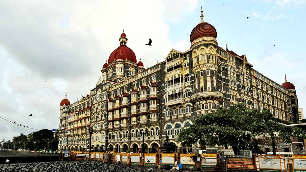 মুম্বইয়ে আরব সাগরের তীরে বিখ্যাত এবং সুউচ্চ তাজমহল প্যালেসেরও প্রধান স্থপতি সাপুরজি পালোনজি গোষ্ঠী। নির্মাণ কৌশল এবং স্থাপত্যরীতির কারণে তাজমহলকে প্যালেসকে প্যারিসের আইফেল টাওয়ার কিংবা সিডনির অপেরা হাউসের সঙ্গে তুলনা করা হয়।