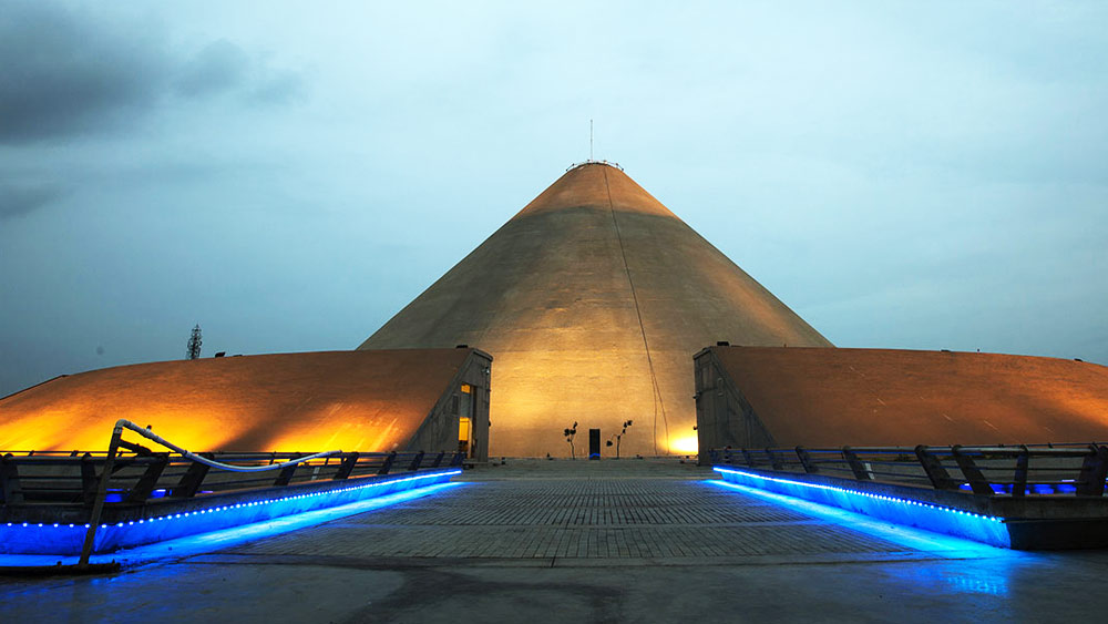 মহাত্মা গাঁধীর জীবন এবং কাজকে স্মরণীয় রাখতে গুজরাতের গাঁধীনগরে যে ডান্ডি কুটির নির্মিত হয়, সেটিরও নির্মাণের দায়িত্বে ছিল সাপুরজি পালোনজি গোষ্ঠী।