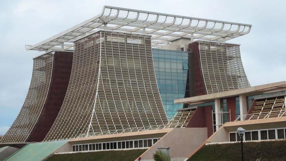 ২০০৯ সালে সাপুরজি পালোনজি গোষ্ঠী ঘানার রাজধানী আক্রায় সে দেশের রাষ্ট্রপ্রধানের জন্য সুবর্ণ জয়ন্তী স্মারক সচিবালয় তৈরি করে। ওই সংস্থা এই সুদৃশ্য ভবনটির মাধ্যমেই আফ্রিকা মহাদেশে তাদের কাজ শুরু করে।