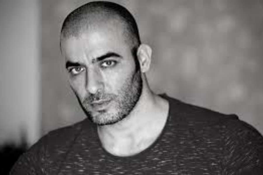 ন্যাড়া মাথার লুকে নজর কাড়তে সেই অনুযায়ী মানিয়ে নিতে হবে ব্যক্তিত্বও। তবেই পুজোয় বন্ধুদের আড্ডায় পাঞ্জাবী আর ব্যল্ড লুকে আপনি হয়ে উঠবেন মধ্যমণি।