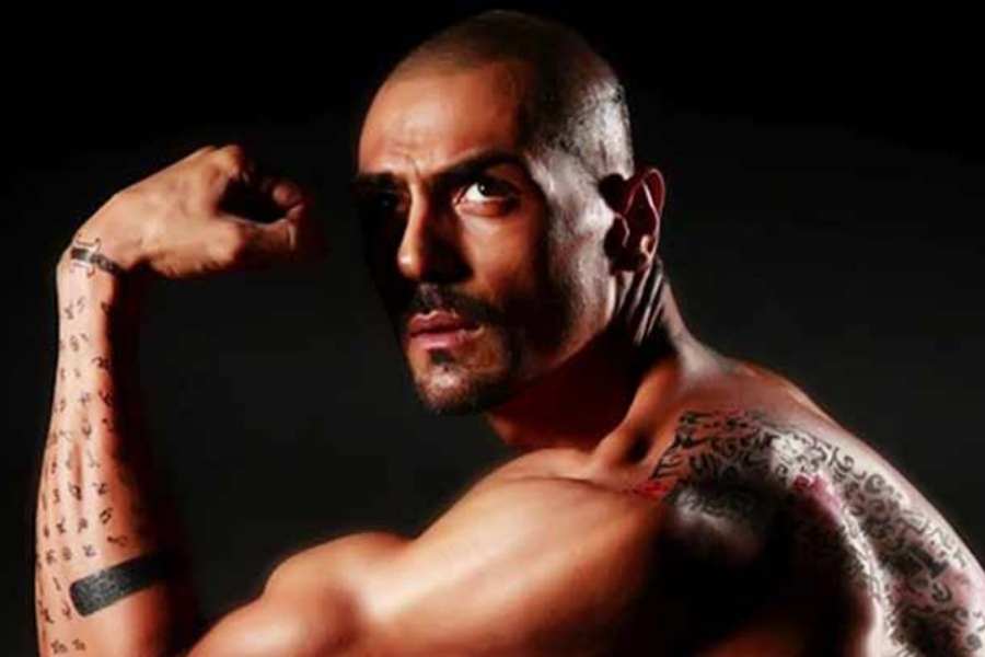 এক বার নিজেকে ব্যল্ড লুক দিলে সেই গাম্ভীর্য বজায় রাখতে বেশ ভারী সাজেই রাখা ভাল নিজেকে। বেশির ভাগ ক্ষেত্রে পাঞ্জাবীই এই লুকের সঙ্গে সবচেয়ে মানানসই। 