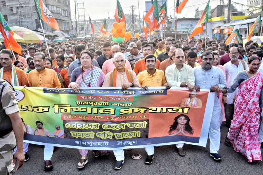 রামপুরহাটে বিজেপির পদযাত্রা। রয়েছেন দিলীপ ঘোষ ও লকেট চট্টোপাধ্যায়। বুধবার। ছবি: সব্যসাচী ইসলাম