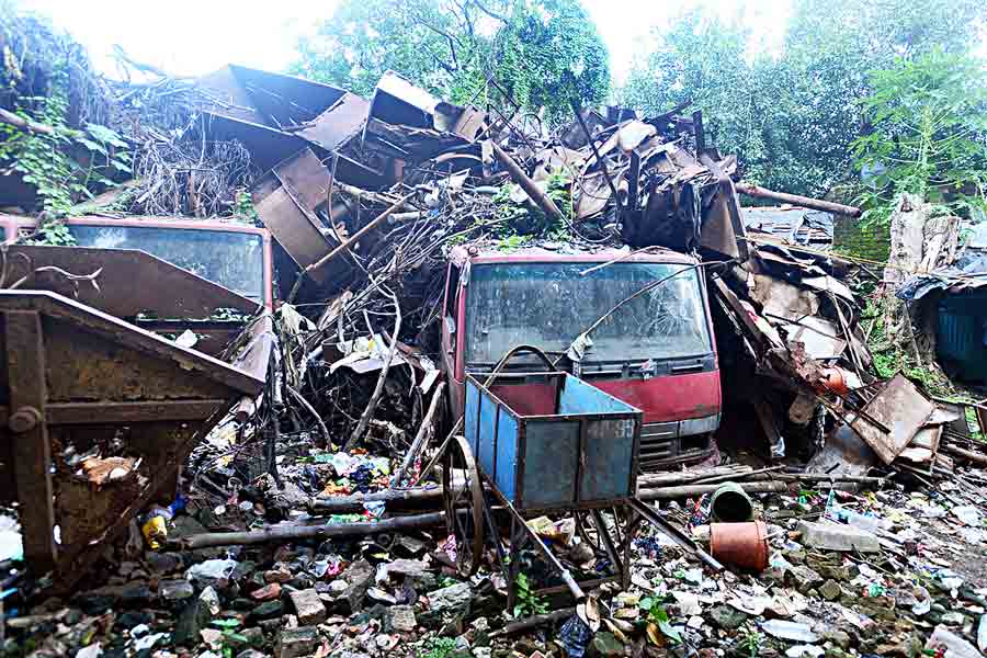 ভাঙা গাড়ি ও অন্য আবর্জনার স্তূপ হাওড়ার রাউন্ড ট্যাঙ্ক লেনের পুর স্বাস্থ্যকেন্দ্রে। বুধবার।  ছবি: দীপঙ্কর মজুমদার