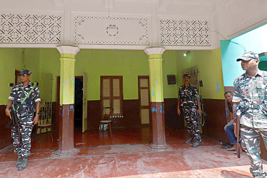 চেলিডাঙায় মলয় ঘটকের বাড়ির বাইরে দাঁড়িয়ে জওয়ানেরা। বুধবার। ছবি: পাপন চৌধুরী 