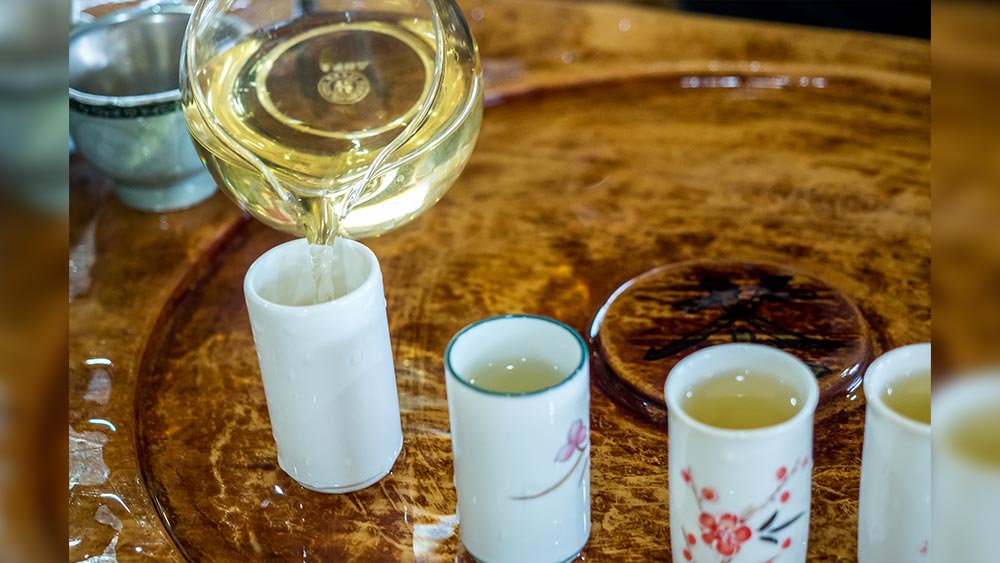 উলং টি: গ্রিন টি-র মতো এই চায়ে আছে নানা ভিটামিন, মিনারেল, ও অ্যান্টি অক্সিডেন্ট, যা শরীরের জন্য খুব উপকারি। এক ইউনিট উলং টি-তে আছে ৩৮ মিলিগ্রাম ক্যাফেইন।