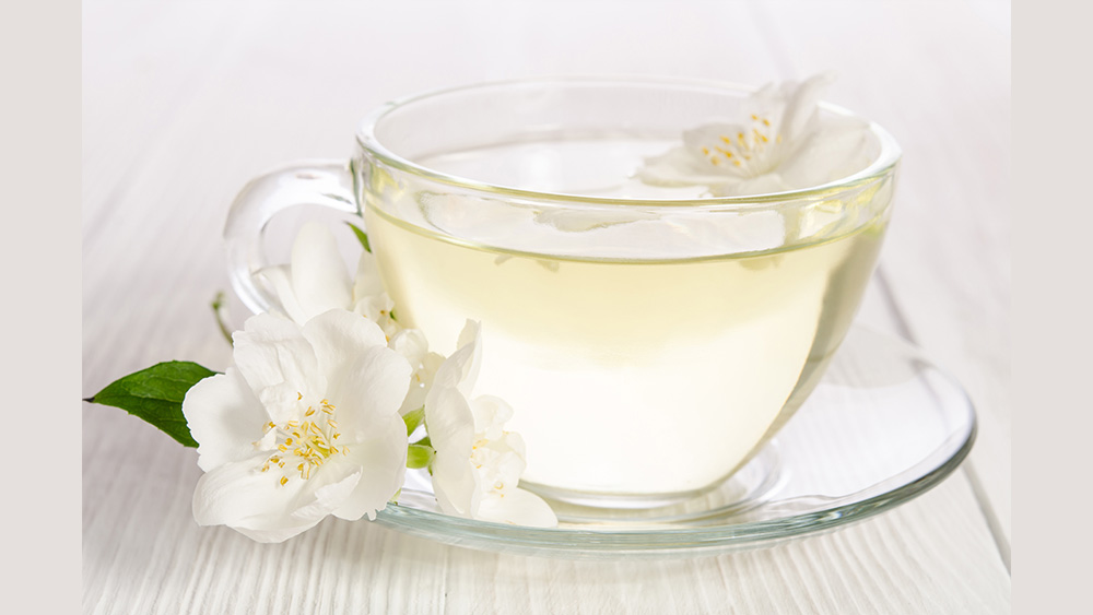 হোয়াইট টি: ক্যামেলিয়া সিনেসিস গাছের পাতা থেকে এই চা তৈরি হয়। এটি ওজন কমাতে সাহায্য করে। এ ছাড়াও এই চা হার্টের রুগীদের জন্য এবং ত্বকের যত্নে খুব উপকারি। 