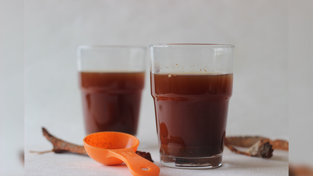 কাওয়া টি:  এই ধরনের চায়ের জন্ম ভারতের ভুস্বর্গ কাশ্মীরে। এটি আপনাকে ডিটক্সিফাই করতে সাহায্য করে। এ ছাড়াও এই চায়ে মানসিক চাপ কমানোর ক্ষমতা, হার্টের জন্যও বেশ উপযোগী। তা ছাড়া ত্বকেও আনে উজ্জ্বলতা। পাশাপাশি, ঠান্ডা লাগলেও এই চা বেশ কাজে দেয়।