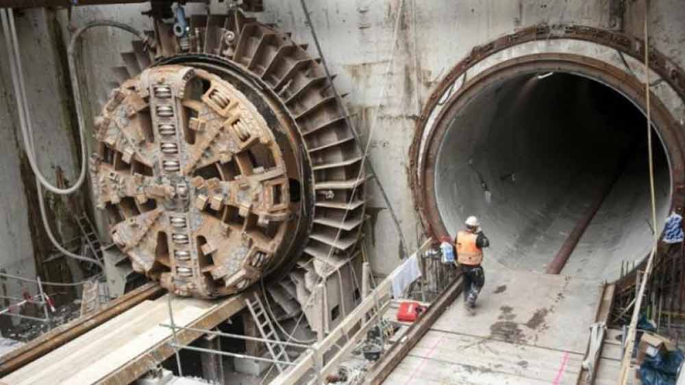 ভারতে এই প্রথম কোনও রেলপথ নদীর ২০ মিটার নীচ দিয়ে গিয়েছে। কলকাতা ইস্ট-ওয়েস্ট মেট্রোর এই কাজ ছাড়াও দিল্লি মেট্রো তৈরির সঙ্গেও যুক্ত থেকেছে সাপুরজি পালোনজি গোষ্ঠী।