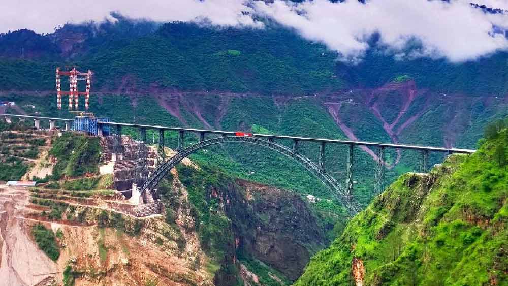 সাপুরজি পালোনজি গোষ্ঠীর অধীনস্ত সংস্থা ‘অ্যাফকন’ চেনাব রেল ব্রিজ নির্মাণের সঙ্গে যুক্ত ছিল। এই কাজে ভারতের তৃতীয় বৃহত্তম এই নির্মাণ সংস্থা ‘অ্যাফকন’কে সাহায্য করেছিল বেঙ্গালুরুর ইন্ডিয়ান ইনস্টিটিউট অফ সায়েন্স।