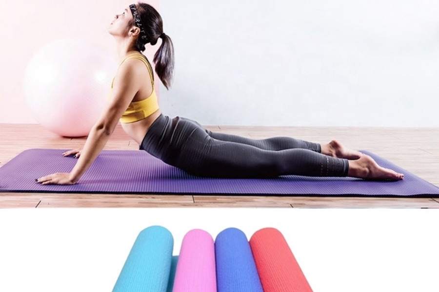 ১. যোগা ম্যাট: মেঝেতে শরীরচর্চা এক দিকে যেমন অস্বস্তিকর, অন্যদিকে বেকায়দায় চোট লাগার সম্ভাবনাও প্রচুর। তাই পছন্দমতো রঙের যোগা ম্যাট শরীরচর্চাকে করে তুলতে পারে সুখকর অভিজ্ঞতা।