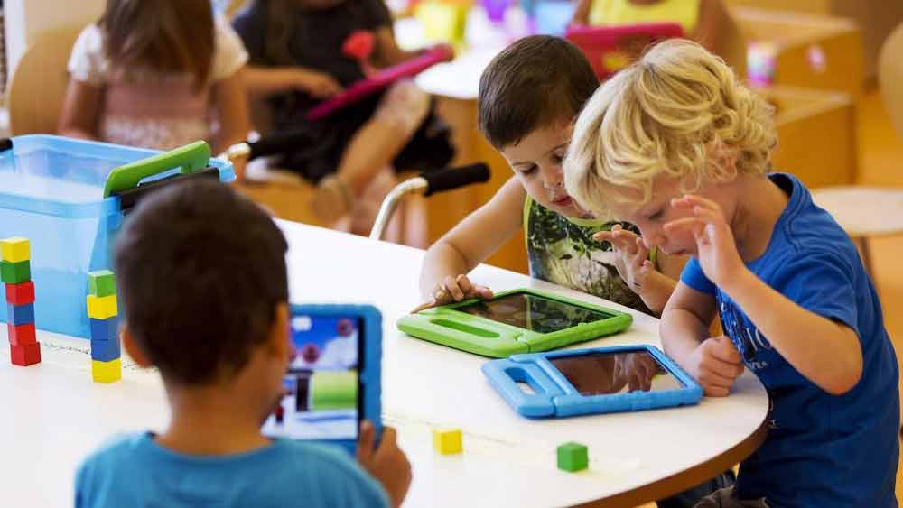 ফিনল্যান্ডের শিশুদের প্রাতিষ্ঠানিক শিক্ষা শুরু হয় সাত বছর বয়স থেকে। তার আগে তারা স্কুলেই যায় না। ছোটদের নার্সারি স্কুলের অস্তিত্ব অবশ্য ফিনল্যান্ডেও আছে, তবে সে সব স্কুলে লেখাপড়া নয়, বাচ্চারা খেলাধুলো করে।