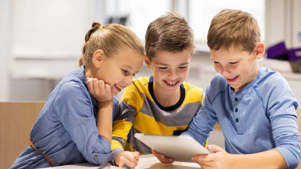 ফিনল্যান্ডের মানুষ মনে করেন, সাত বছরের আগে শিশুদের মাথায় লেখাপড়া নিয়ে চাপ দেওয়া উচিত নয়। তাদের স্বাভাবিক মানসিক বিকাশের সময় দেওয়া হয়। সাত বছর বয়সের আগে পরিবারের সদস্যদের কাছে শিশু লেখাপড়ার প্রাথমিক পাঠ পেতেই পারে, তবে স্কুলের প্রাতিষ্ঠানিক পাঠ দেওয়া হয় না। 