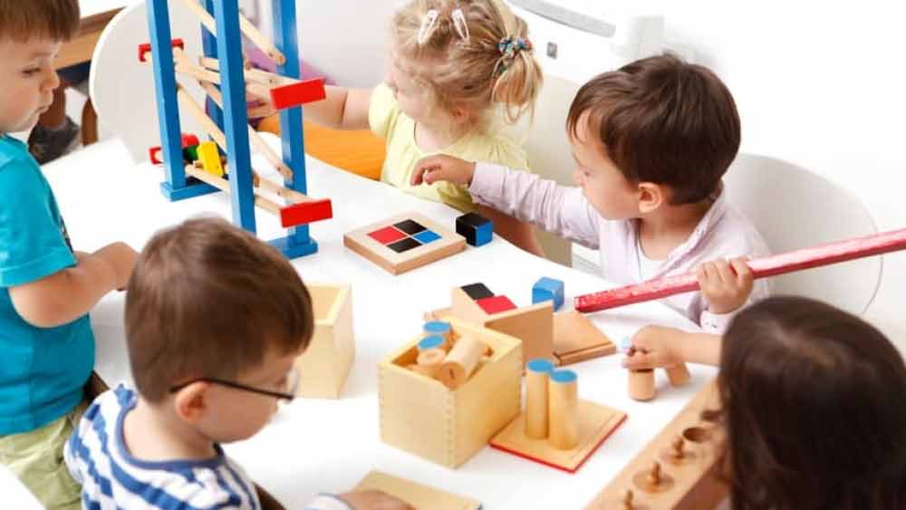 ফিনল্যান্ডে সাত বছরের কমবয়সি শিশুদের শিক্ষা এগোয় অন্য উপায়ে। খেলাধুলোর মাধ্যমে তাদের মধ্যেকার সৃজনশীল সত্তার বিকাশ ঘটানো হয়। সমবয়সিদের সঙ্গে বন্ধুত্ব, সকলে মিলেমিশে থাকা, এক সঙ্গে কোনও গঠনমূলক কাজ করা— এ সবই হয় ছোটদের নার্সারি স্কুলে। 