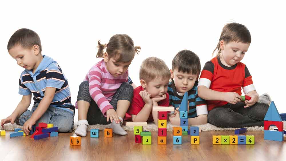 ফিনল্যান্ডের ফ্রাঞ্জেনিয়া ডে-কেয়ার সেন্টারের প্রধান টিনা মারজোনিয়েমি বলেন, ‘‘ওদের খেলাধুলোর জন্য সময় দেওয়া দরকার। ছোট থেকেই বাচ্চাদের সৃষ্টিশীলতাকে বিকশিত হওয়ার সুযোগ দেওয়া দরকার। এই বয়সেই সেটা সম্ভব।’’