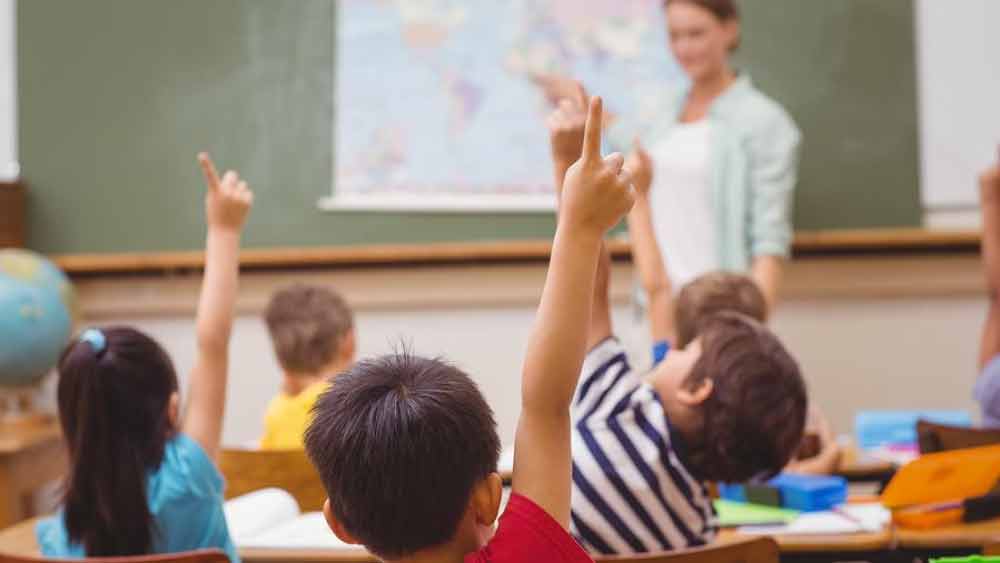 ফিনল্যান্ডে পড়ুয়াদের জন্য স্কুল কেবল ন’বছর বাধ্যতামূলক। অর্থাৎ, সাত বছর বয়সে স্কুলে ঢুকে ১৬ বছরেই প্রাতিষ্ঠানিক শিক্ষার পাট চুকিয়ে দেওয়া যায়। ইচ্ছা করলে অবশ্য ১৬ বছর বয়সের পরও পড়ুয়ারা স্কুলে বা কলেজে উচ্চশিক্ষা চালিয়ে যেতে পারেন। তবে সবটাই ঐচ্ছিক।