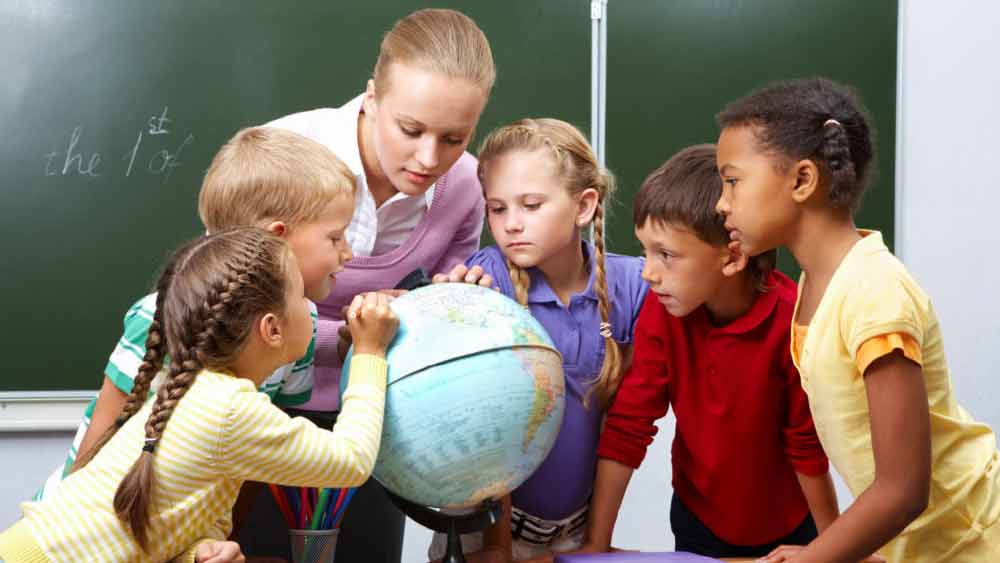 এ দেশে কোথাও কোনও স্কুলে প্রথম ছ’বছর পরীক্ষা হয় না। শিশুদের মধ্যে কোনও প্রতিযোগিতামূলক মনোভাবকে প্রশ্রয় দেন না ফিনল্যান্ডের শিক্ষক-শিক্ষিকারা। ১৬ বছর বয়সে সকলকে একটা মাত্র কেন্দ্রীয় পরীক্ষায় বসতে হয়। তার নাম ন্যাশনাল ম্যাট্রিকুলেশন এগ্‌জাম। 