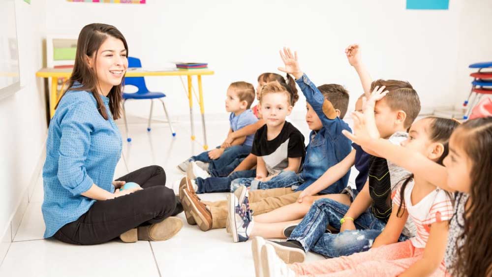 প্রতি ৪৫ মিনিট পড়াশোনার পর স্কুলে ১৫ মিনিটের বিরতি দেওয়া হয়। খেলাধুলোর জন্য এই বিরতি। 