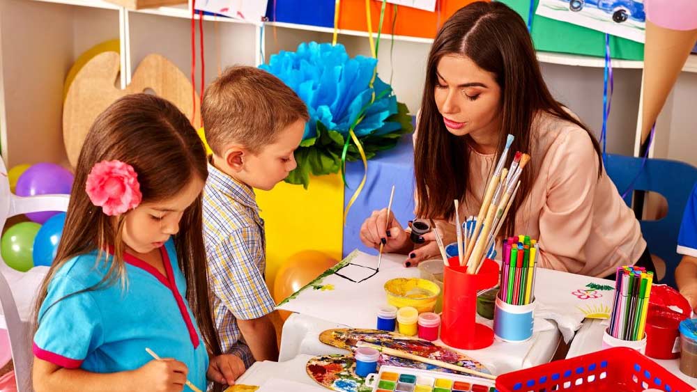 স্কুলে টানা ছ’বছর ধরে পড়ুয়ারা একই শিক্ষকের তত্ত্বাবধানে থাকে। শিক্ষক বদল হয় না। এতে শিক্ষক-ছাত্র সম্পর্কের বন্ধন দৃঢ় হয়। একে ফিনল্যান্ডের শিক্ষাব্যবস্থার অন্যতম স্তম্ভ মনে করা হয়।