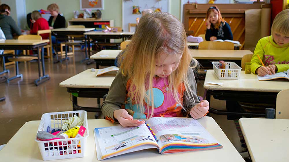 স্কুলে প্রথমেই বাচ্চারা ফিনিশ ভাষা শেখে। তার পর শেখানো হয় সুইডিশ। তার পর তৃতীয় ভাষা হিসাবে বাচ্চারা ১১ বছর বয়স থেকে ইংরেজি শিখতে শুরু করে। স্কুল শেষের পরীক্ষায় ইংরেজি থাকেই না। প্রথম দুই ভাষার পরীক্ষা হয়।