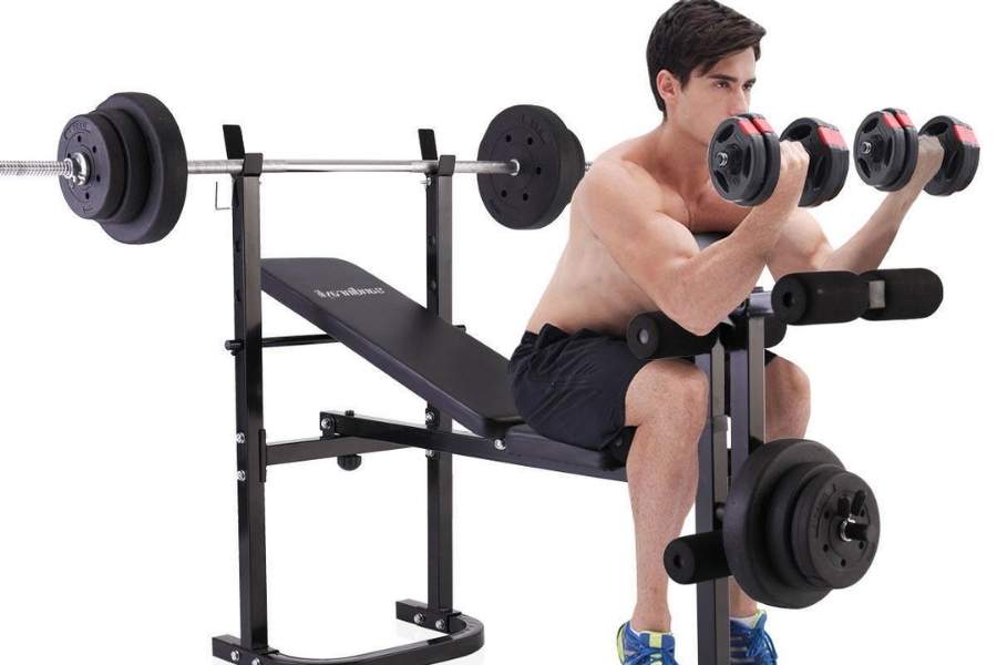 ৩. বেঞ্চ: এ বেঞ্চ সেই স্কুলের বেঞ্চ নয়। বরং ভারী ওজন নিয়ে কাজ করার সময় দেহকে অবলম্বন জোগায় এটি। ওজন নিয়ে ঠিক কী ধরনের  ব্যায়াম করছেন, তার উপর নির্ভর করে বদলে যায় বেঞ্চের প্রকার।