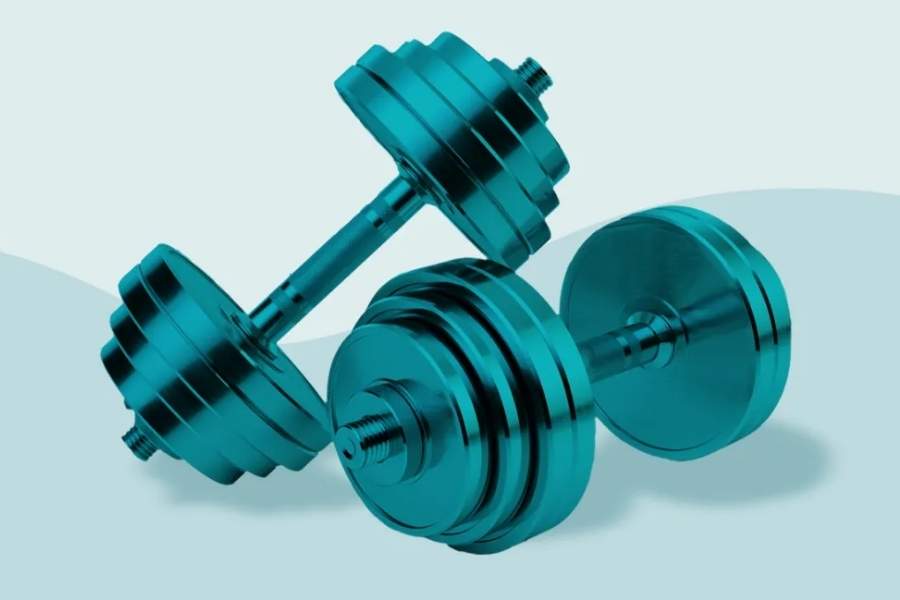 ৪. ডাম্বেল: ওজনের কথা যখন উঠলই, আসা যাক ডাম্বেলের কথায়। প্রথমে কম ওজনের ডাম্বেল ভাঁজতে শুরু করে ধীরে ধীরে ভারীর দিকে এগোবেন। দরকারে কিনে নেওয়া যায় ভারী ও হাল্কা ডাম্বেল সমন্বিত সম্পূর্ণ সেট।